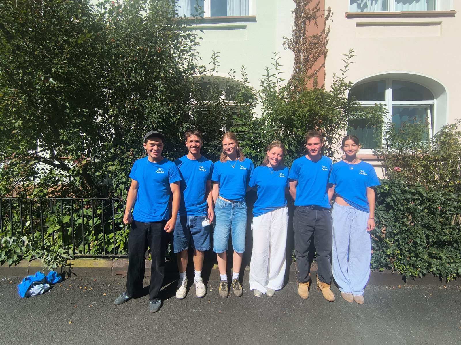 Das NABU-Werbeteam in blauen NABU-Shirts vor der Kulisse des Marburger Schlosses