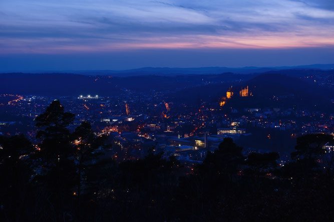 Nächtliches Lichtermeer über Marburg